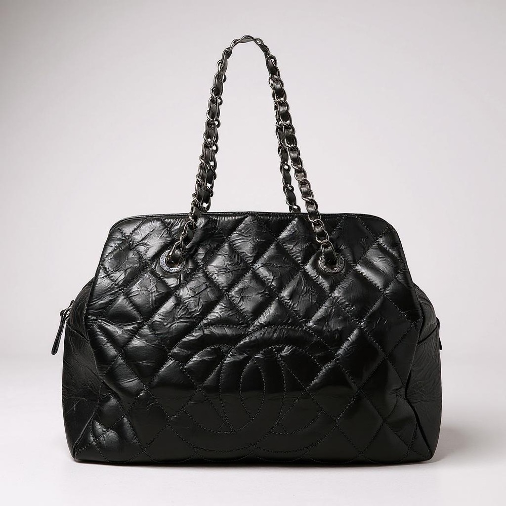 CHANEL GST Black Quilted Shoulder Bag with Chain-Link Strap